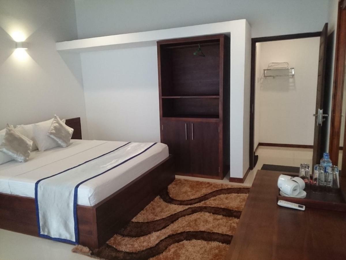 Saru Blue Sapphire Hotel Udawalawe Exteriör bild