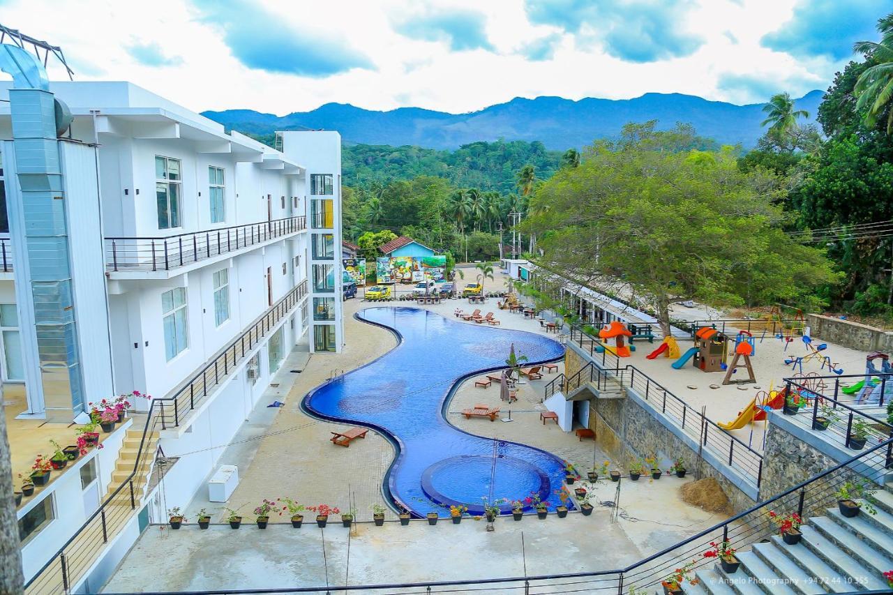 Saru Blue Sapphire Hotel Udawalawe Exteriör bild